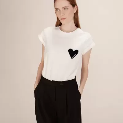 T-shirt branca com coração preto e texto DREAM no peito