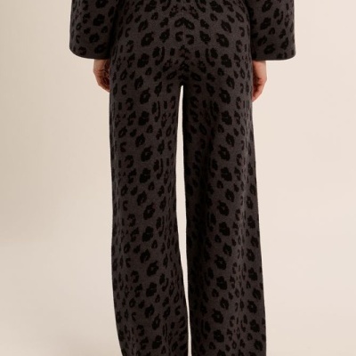 Calças largas de malha cinza com padrão preto de manchas estilo leopardo