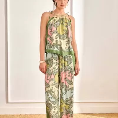 Macacão feminino comprido com estampa paisley em verde, rosa e amarelo