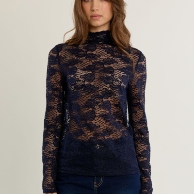 Blusa feminina azul escura de renda transparente com padrão floral e gola alta
