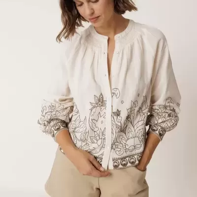 Blusa branca bordada com calções bege