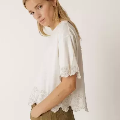 Camisola branca feminina com bordados florais nas mangas e barra