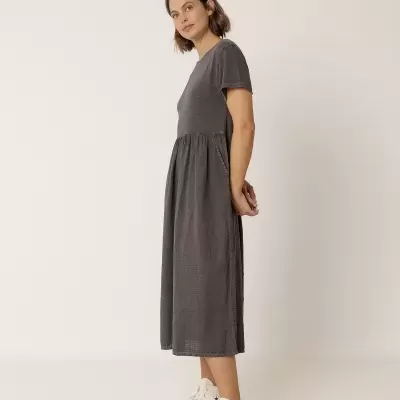 Vestido midi cinzento escuro de manga curta com ténis brancos