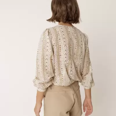 Blusa feminina estampada com calções beije vista de costas