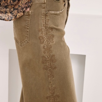 Calças de ganga castanhas bordadas com bolso e parte da blusa com padrão floral