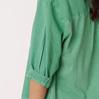 Blusa verde com textura quadriculada e braço com manga até ao cotovelo, vista de costas