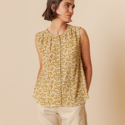 Blusa feminina floral amarelo bege com calças claras
