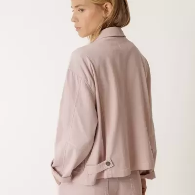 Casaco rosa claro de algodão de costas com calças combinando, fundo branco