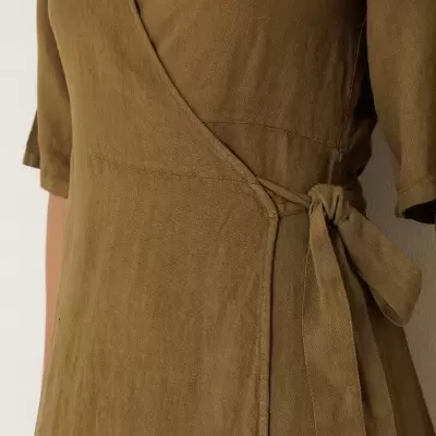 Vestido cruzado castanho de linho com mangas médias e laço lateral