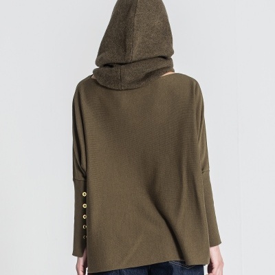 Camisola castanha de malha com capuz e botões dourados nos punhos vista por trás.