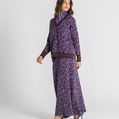 Conjunto feminino roxo de malha com padrão animal print e saia comprida