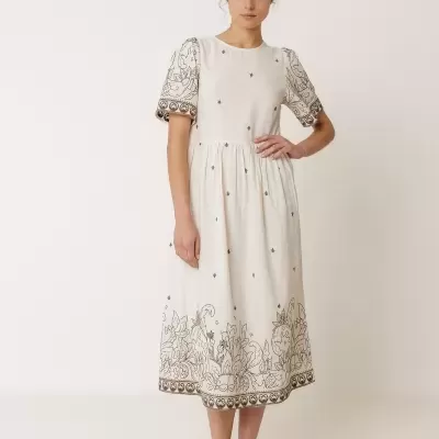 Vestido midi branco com padrão floral castanho e mangas bufantes, sapatos castanhos