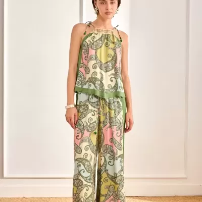 Conjunto feminino estampado com top de alças e calças largas em várias cores.