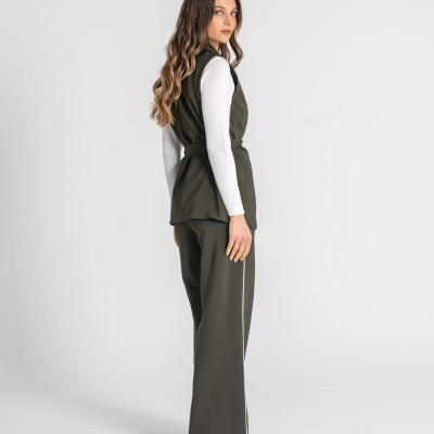 Conjunto de roupa feminina verde-oliva com colete e calças largas e camisola branca de manga comprida.