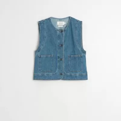 Colete azul de ganga sem mangas com botões frontais e bolsos quadrados