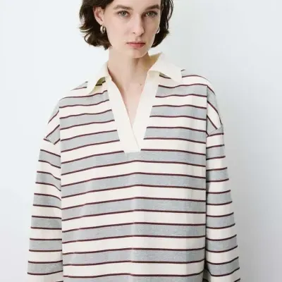 Camisola de malha riscada com gola polo branca