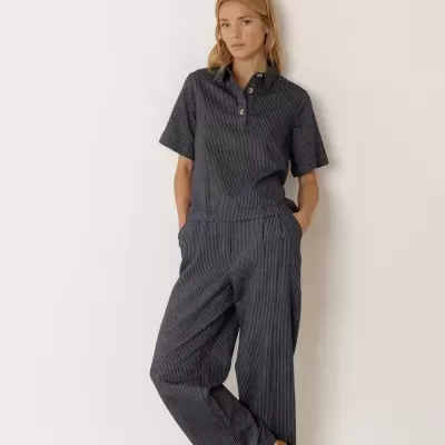 Conjunto feminino azul riscado com camisa e calça largas em fundo branco