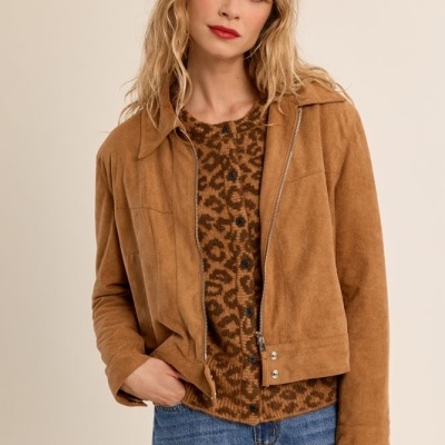 Mulher em casaco castanho de camurça e camisola animal print castanha