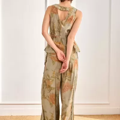 Macacão feminino verde claro com padrão floral e decote em gota nas costas