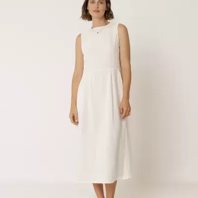Vestido longo branco sem mangas usado por mulher