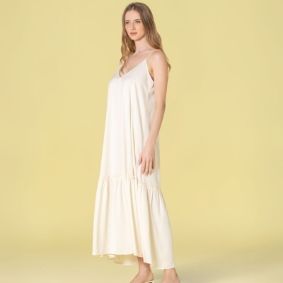 Vestido longo creme com alças finas e sandálias de salto médio
