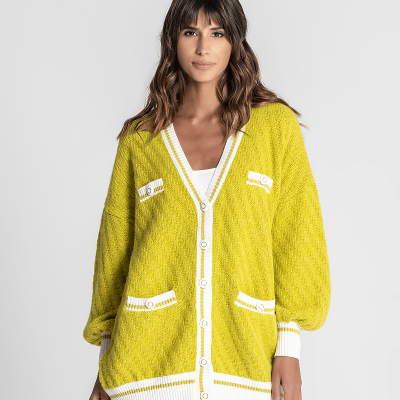 Cardigã feminino amarelo com detalhes brancos e bolsos aplicados