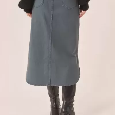 Saia midi azul com bolsas traseiras e botas pretas