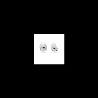 Brincos de prata lisos curvados sobre fundo branco