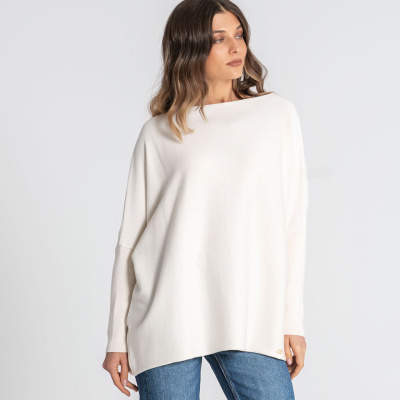 Sweatshirt branca oversized de manga comprida com jeans azul