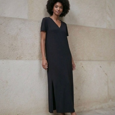 Vestido comprido preto com decote em V e racha lateral