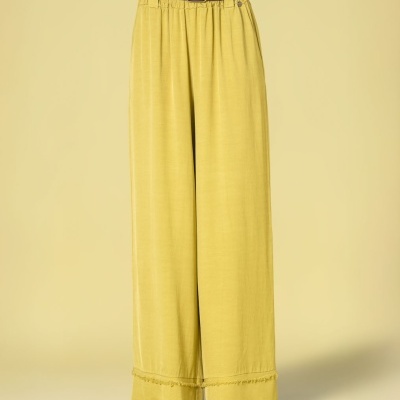 Calças largas amarelas com cinto castanho e bainha franzida.