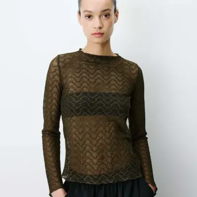 Blusa feminina de manga comprida em renda castanho escuro com padrão zig zag