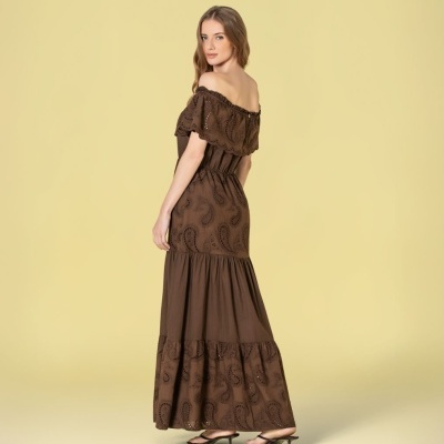 Vestido comprido castanho com bordado e sandálias pretas de salto médio