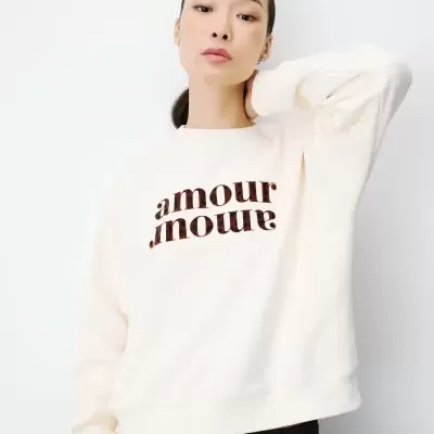Sweatshirt branca com texto amour amour em padrão animal print castanho e preto
