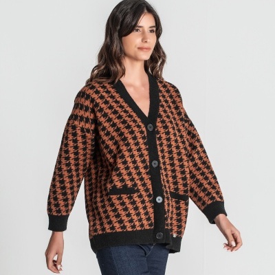 Casaco de malha pied-de-poule castanho e preto com botões pretos