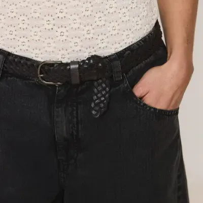 Cinto preto trançado em pele com calças de ganga pretas e camisa branca texturizada