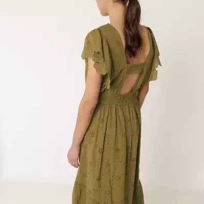 Vestido comprido verde-oliva com recortes bordados e folhos nas mangas visto de costas