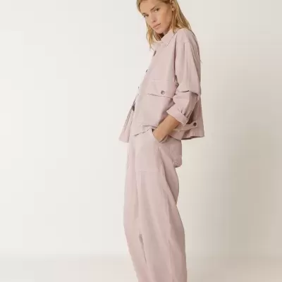 Conjunto de camisa e calças largas cor rosa claro com sapatos cinza