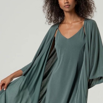 Vestido e kimono fluido azul esverdeado com decote em V e alças finas