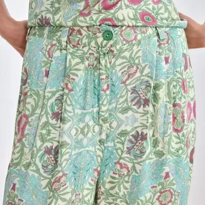 Calças e camisola com padrão floral colorido