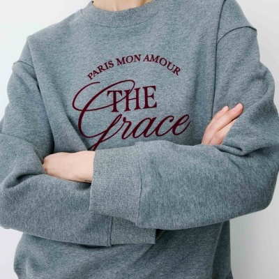 Sweatshirt cinzenta com texto vermelho bordado na frente