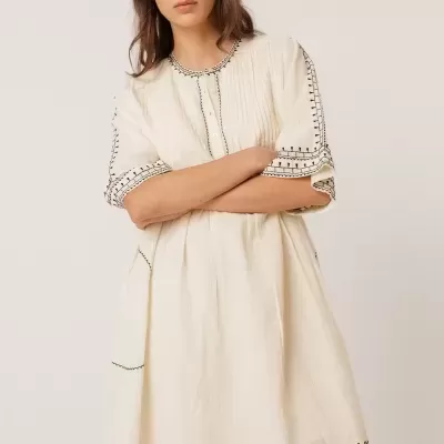 Vestido curto creme com bordados pretos e botões frontais