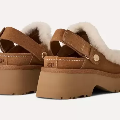 Sapatos plataforma UGG castanhos em camurça e pelo branco com solado grosso de borracha.