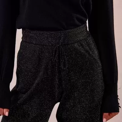 Calças pretas brilhantes com cordão e camisola preta