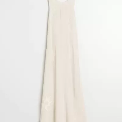 Vestido comprido bege claro com bordados subtis