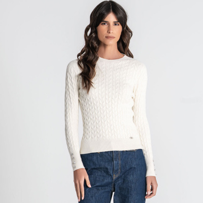 Camisa de malha creme com padrão de trança e botões nos punhos