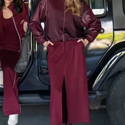 Blusão com capuz bordeaux e saia midi bordeaux com racha frontal