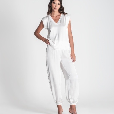 Conjunto feminino branco com regata e calças largas sobre fundo branco