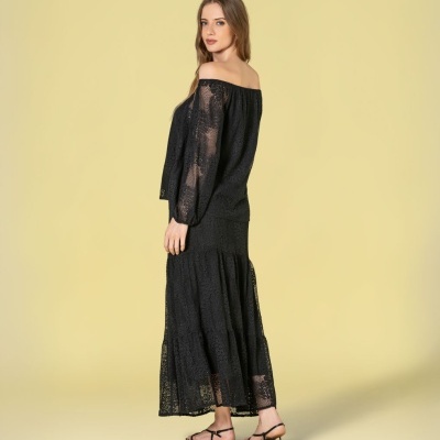 Conjunto de blusa e saia preta de renda com sandálias pretas em fundo amarelo claro
