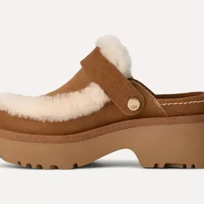 Sapato mule de camurça castanha com pele branca felpuda e sola grossa castanha